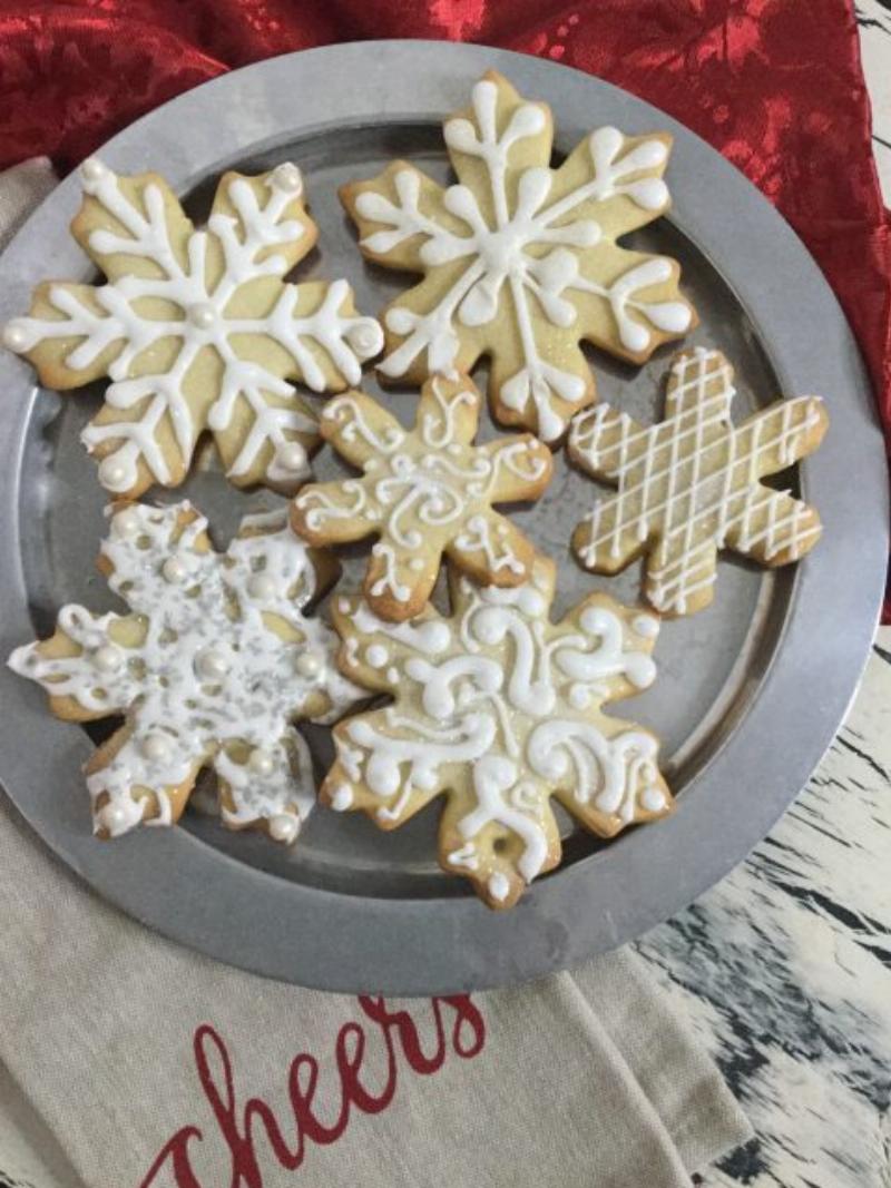 Adding Details to Cookies with Royal Icing