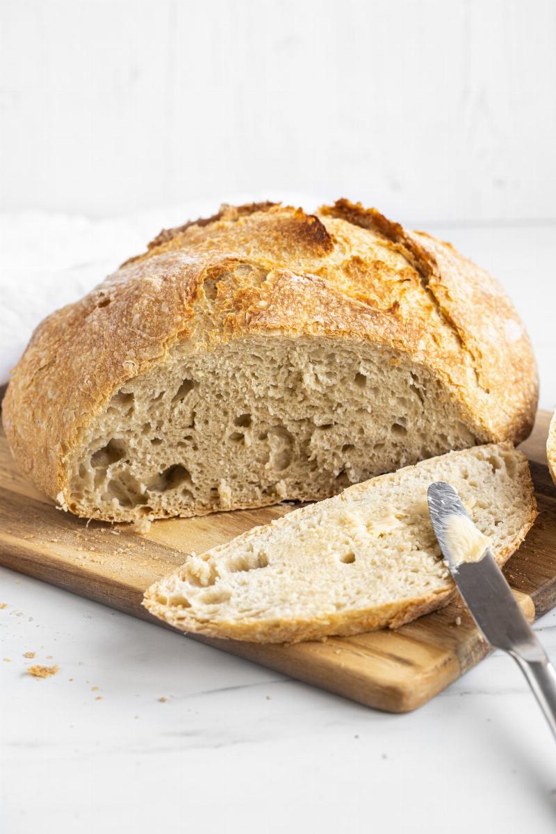 Perfectly baked bread in a dutch oven