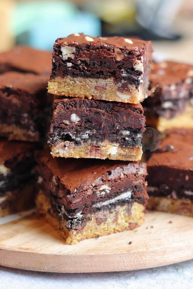 Layering chocolate chip cookie dough onto brownie batter