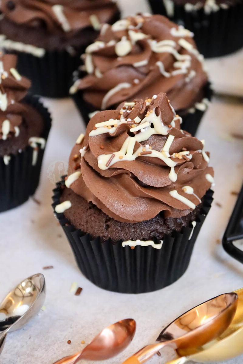 Frosting and decorating chocolate cupcakes