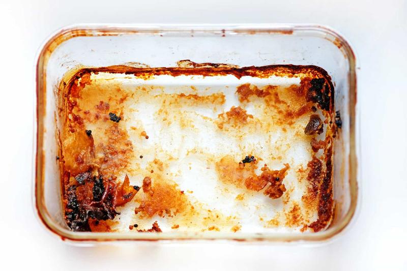 Cleaning a glass baking pan