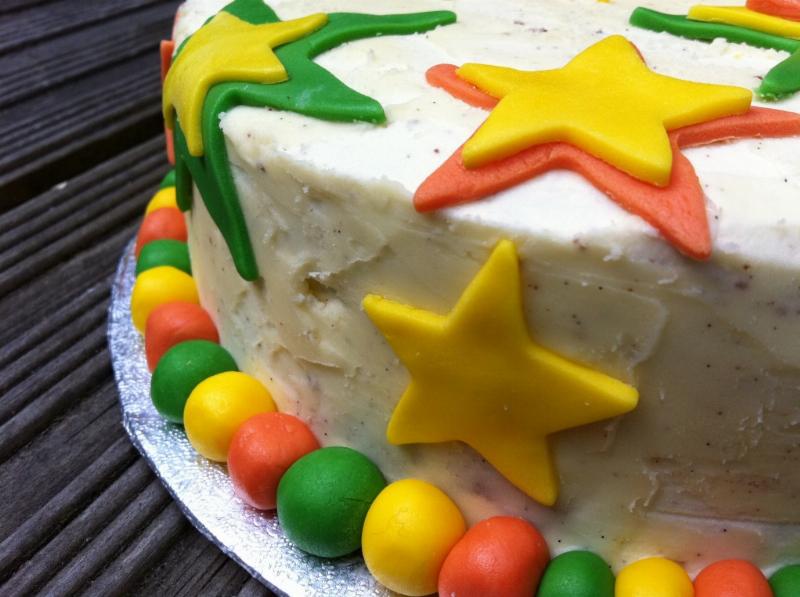 Frosting and Decorating a Cookie Cake