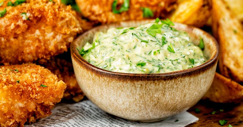 Crab cakes with classic tartar sauce