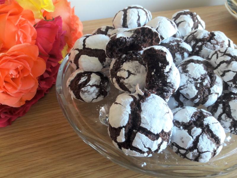 Crinkle cookie dough balls coated in powdered sugar, ready for baking.