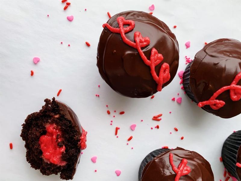 Filling Hostess Cupcakes with Vanilla Cream