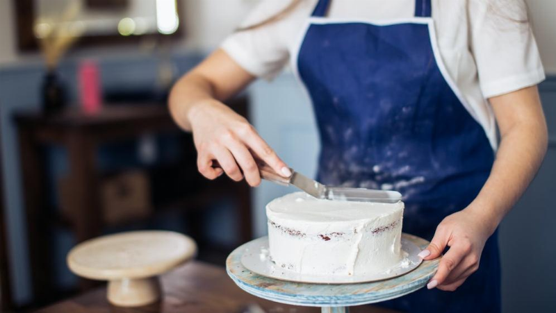 Frosting a cake with an offset spatula