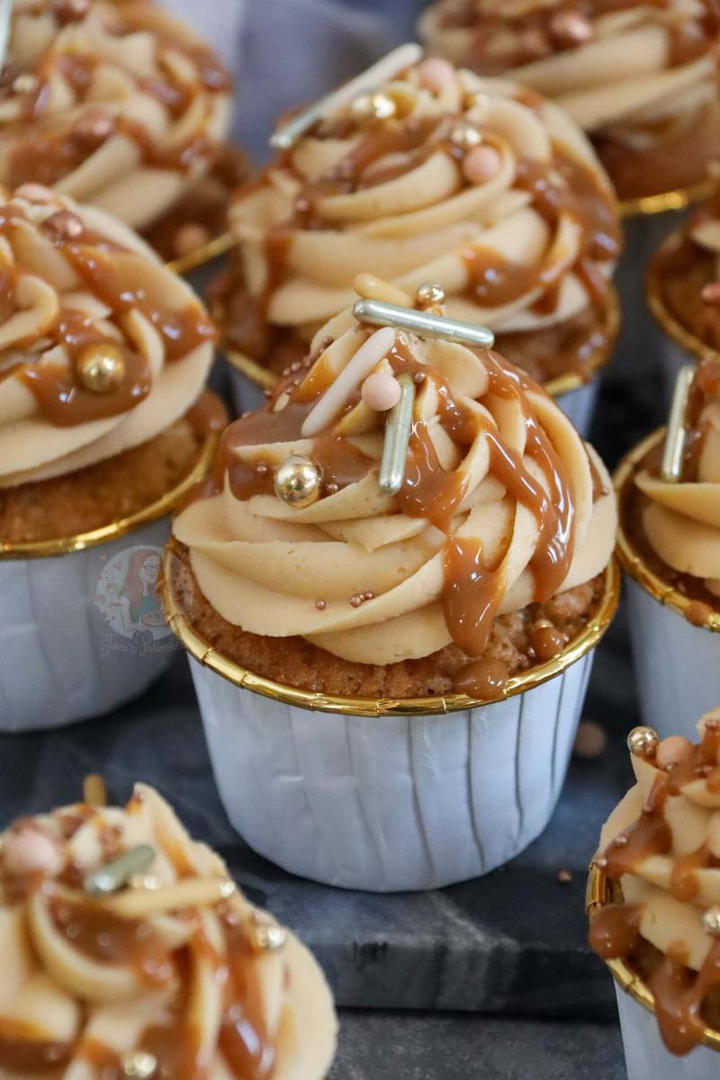 Frosting Salted Caramel Cupcakes