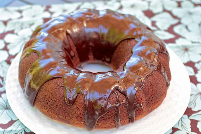 Hanukkah Sufganiyot Cake Review: Close-up of a sufganiyot cake, showcasing its golden-brown exterior, powdered sugar dusting, and the vibrant jelly filling.