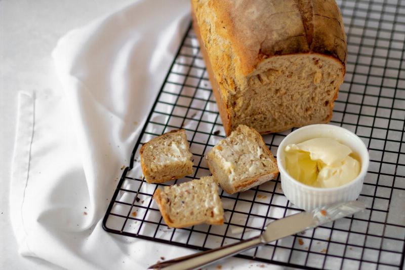 Demonstrating proper kneading and proofing techniques for fusion bread