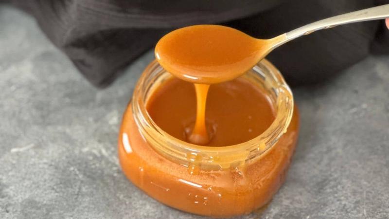 Making caramel sauce on stovetop