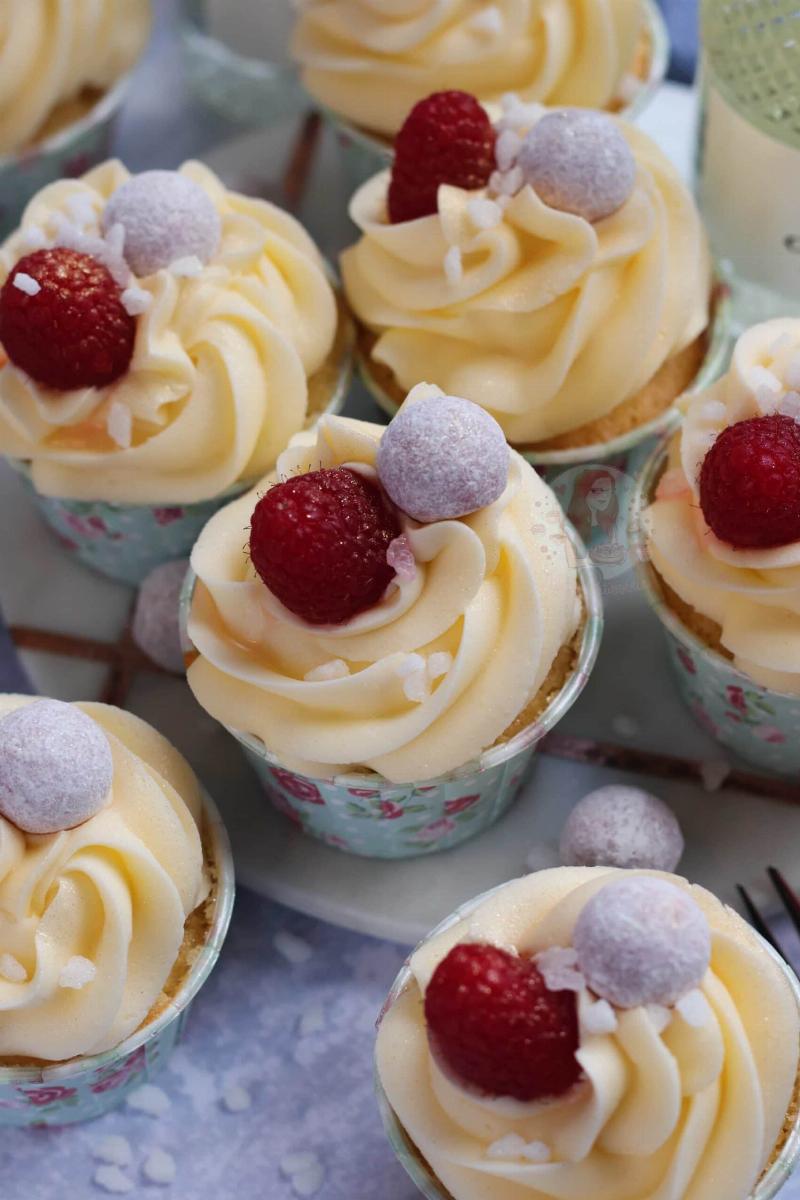 Frosting New Year's Eve Cupcakes