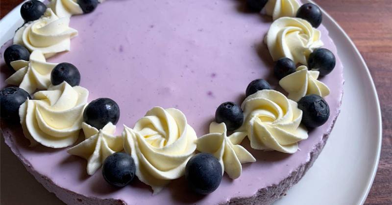 No-Bake Matcha Cheesecake with Fresh Berries