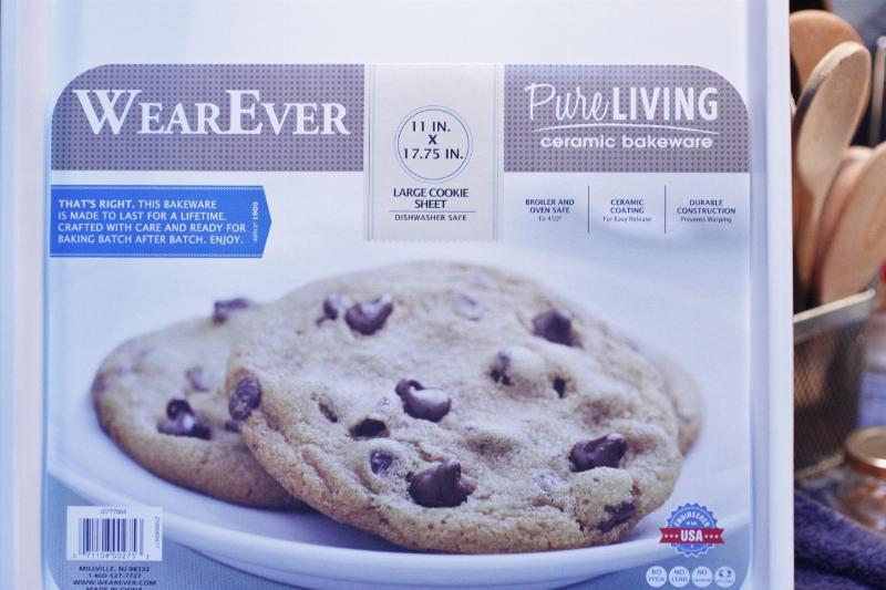 Non-stick baking sheet with perfectly golden cookies