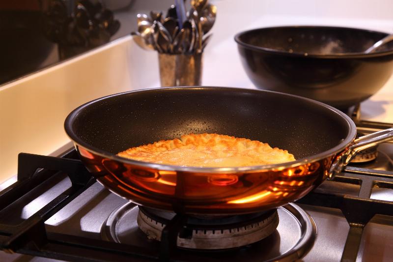 Comparing non-stick and stainless steel bakeware