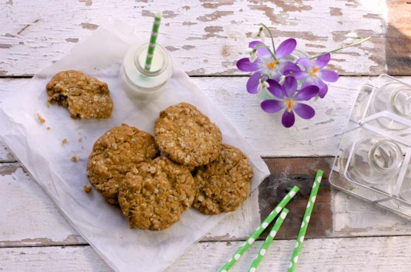 Healthy oatmeal raisin cookies for Mother's Day