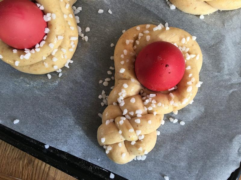 Perfectly baked anise cookies on a wire rack