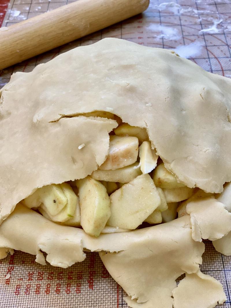 Baking the Perfect Apple Cake: Achieving the Golden Crust