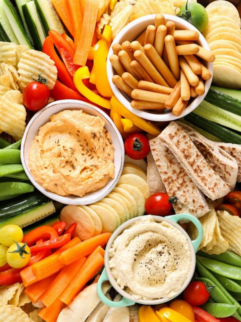 Pita Bread with Hummus and Vegetables