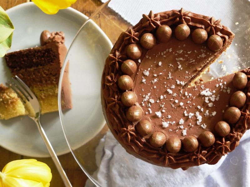 Ugli Fruit Upside-Down Cake: A visually stunning and delicious dessert.