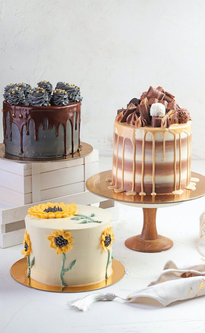 Using a Cake Decorating Turntable