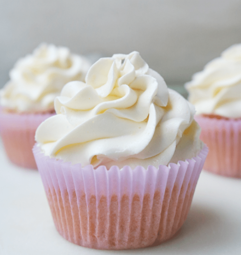 Frosting a Vegan Vanilla Cake