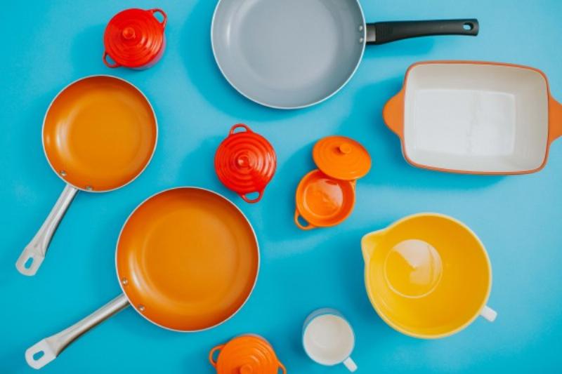 Cleaning Burnt Bakeware with Vinegar