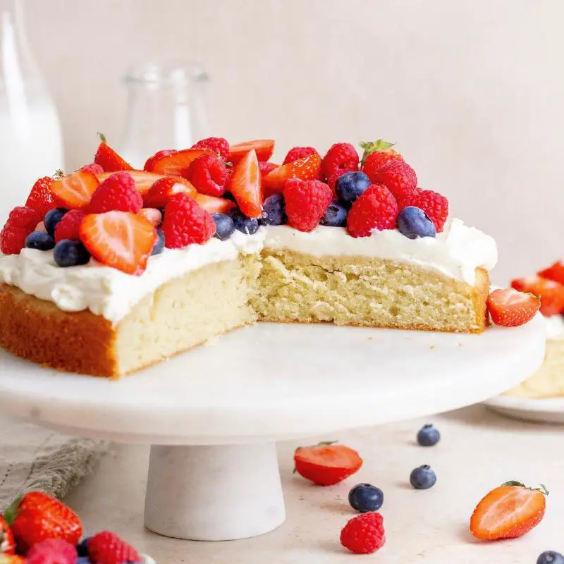 Frosted vanilla cake with berries